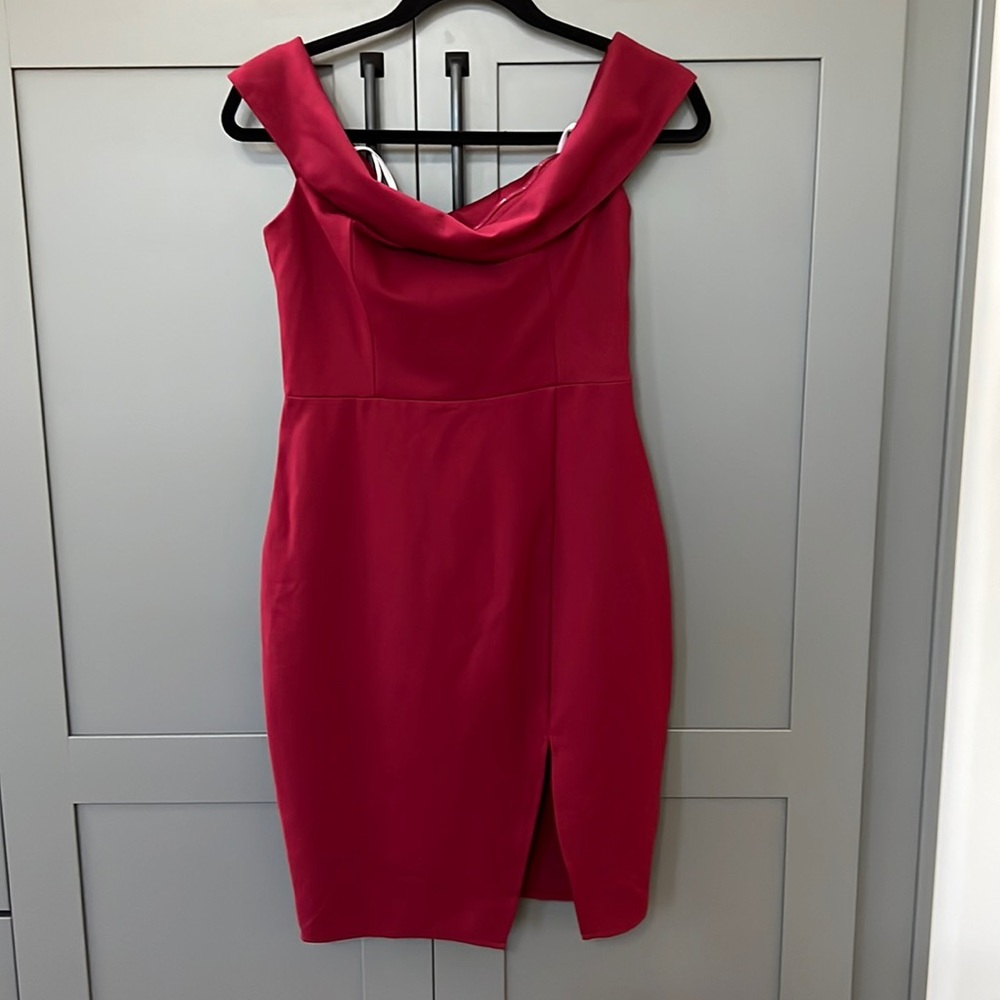 {Lulu’s}Sz M Wine Off Shoulder Dress with Front Slit and Back Zipper